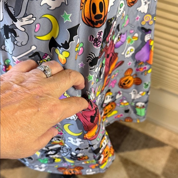 Disney Scrubs Top Halloween Mickey Minnie Goofy Donald Duck V-Neck Women's XL - Picture 4 of 14